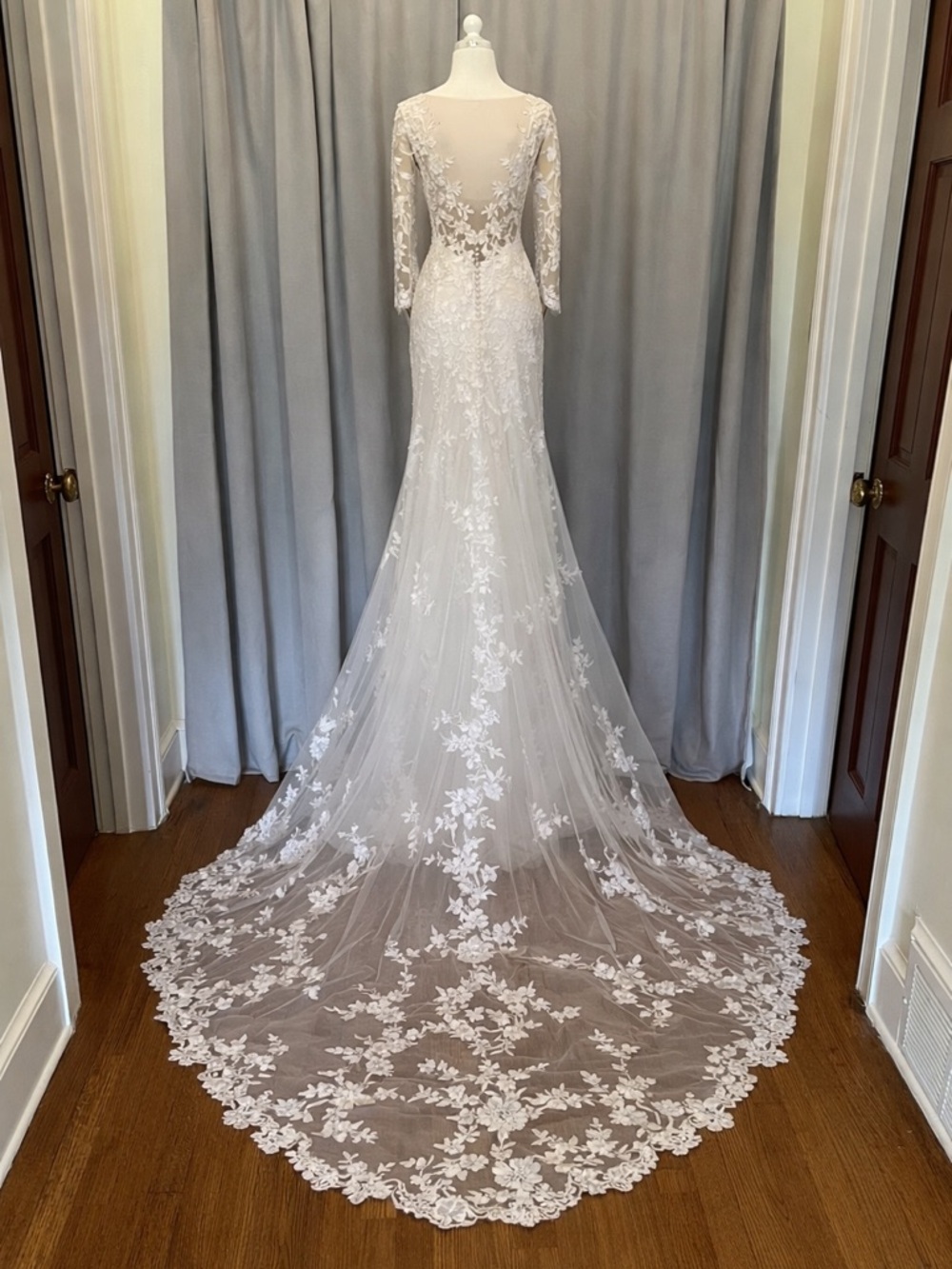 Elegant White Lace Long-Sleeve Wedding Dress with Cathedral Train